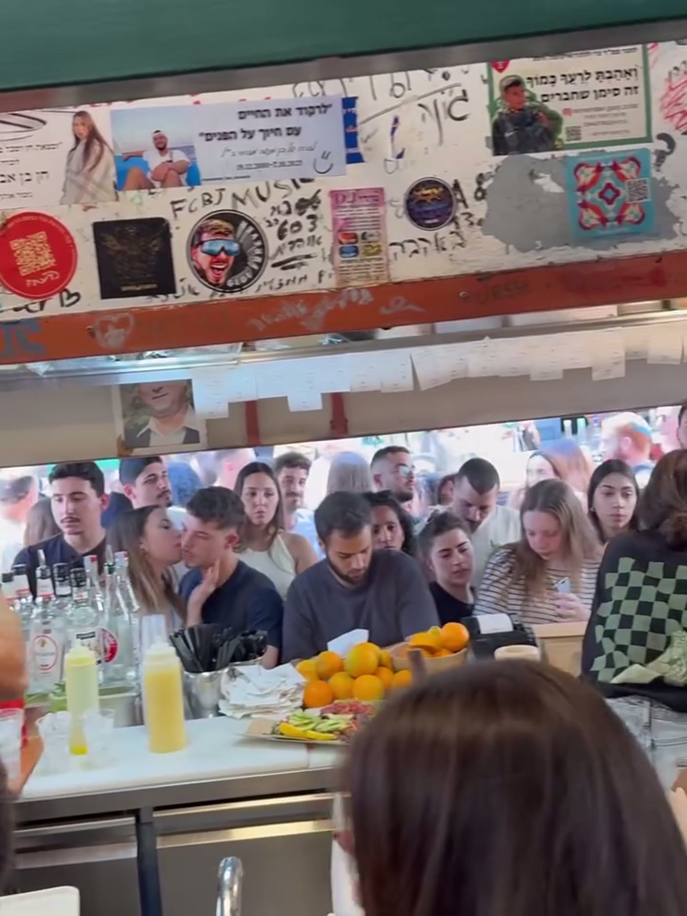 קהל גדול סביב הדוכן
